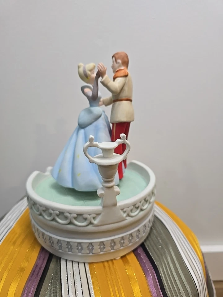 Caja de música Disney Musical Memories Cinderella edición limitada 19750 como nueva Foto 4 de 4