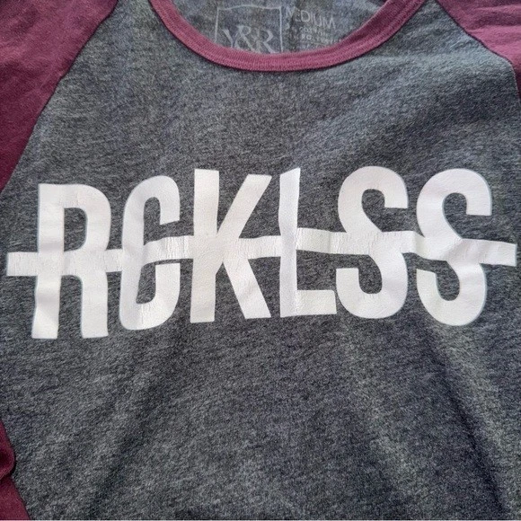 Футболка реглан Young & Reckless RCKLSS рукав 3/4 серая бордовая женская средний размер б/у в отличном состоянии - Изображение 3 из 4