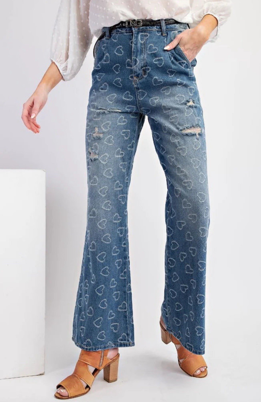 Women’s NWT Easel Flare Boho Leg Jeans White Hearts Distressed Denim Size Small