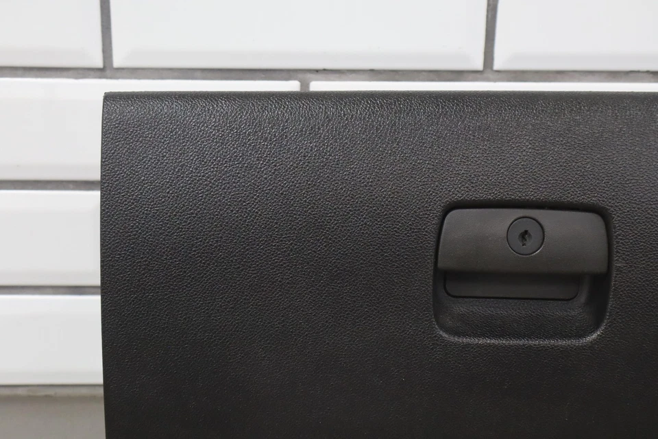 07-14 Chevy Suburban OEM Negro (Ébano 193) Guantera Compartimento Foto 2 de 4