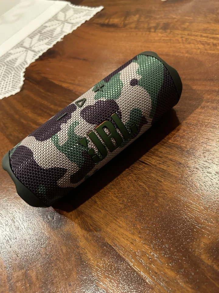 Altavoz portátil JBL Flip 7 impermeable inalámbrico Bluetooth camuflado Foto 3 de 4