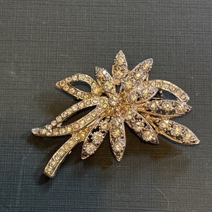 Vintage Blumenform Strass Brosche rhinestone floral unmarked rare silverplate?