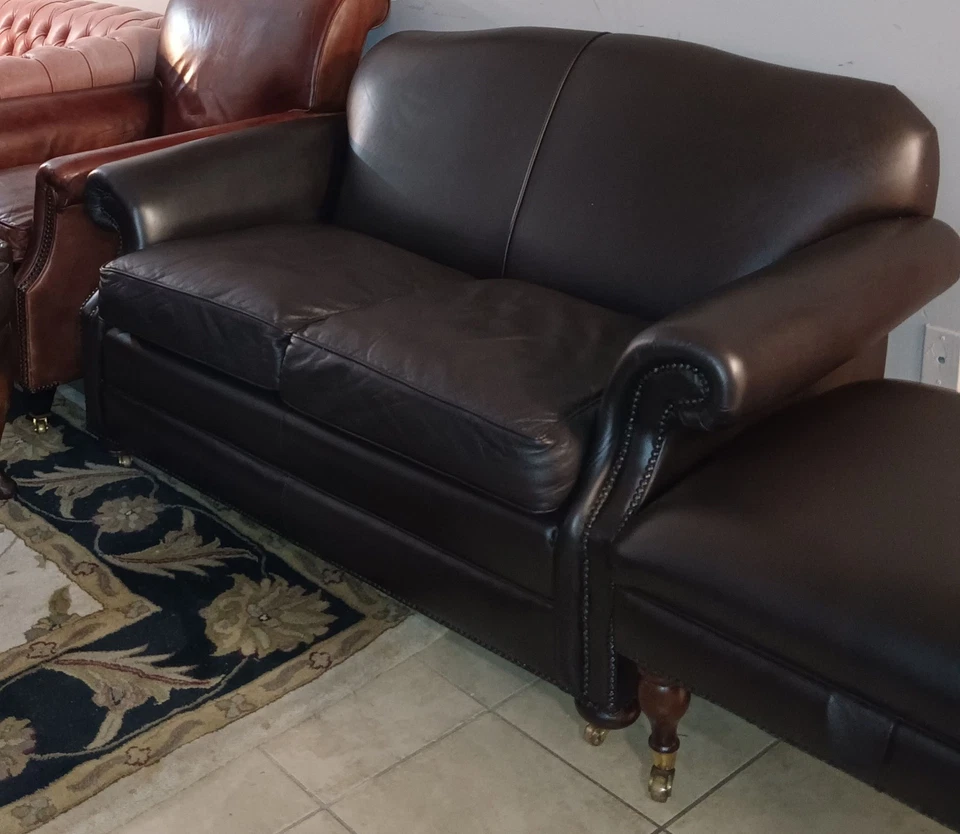 Sofá de cuero, otomano de Laura Ashley y una silla de cuero con respaldo de ala. Hecho en el Reino Unido Foto 3 de 4