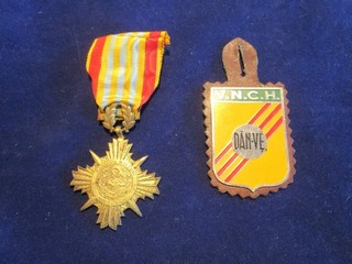Vietnam War Patch & Medal: S. Vietnamese People's Self Defense Force V.N.C.H.
