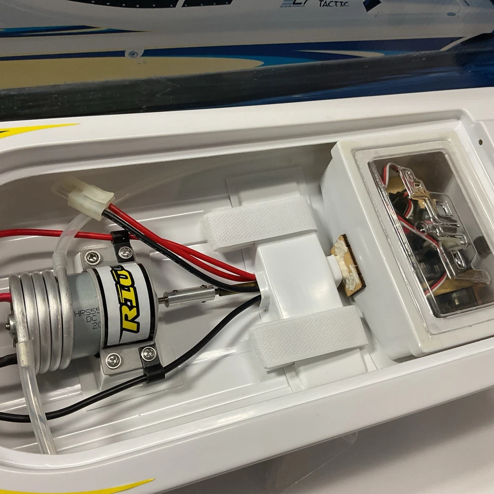 NEW AQUACRAFT AQUB1800 RIO EP RTR RC BOAT ELECTRIC W/ ORIGINAL BOX & SPARE PROPS - Image 3 of 4