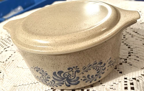 Vintage 472 Pyrex Homestead Blue w Lid 1 1/2 pt Casserole