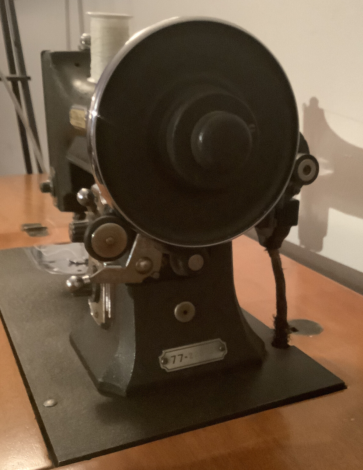 VINTAGE WHITE ROTARY ELECTRIC SEWING MACHINE Series 77 In 1777