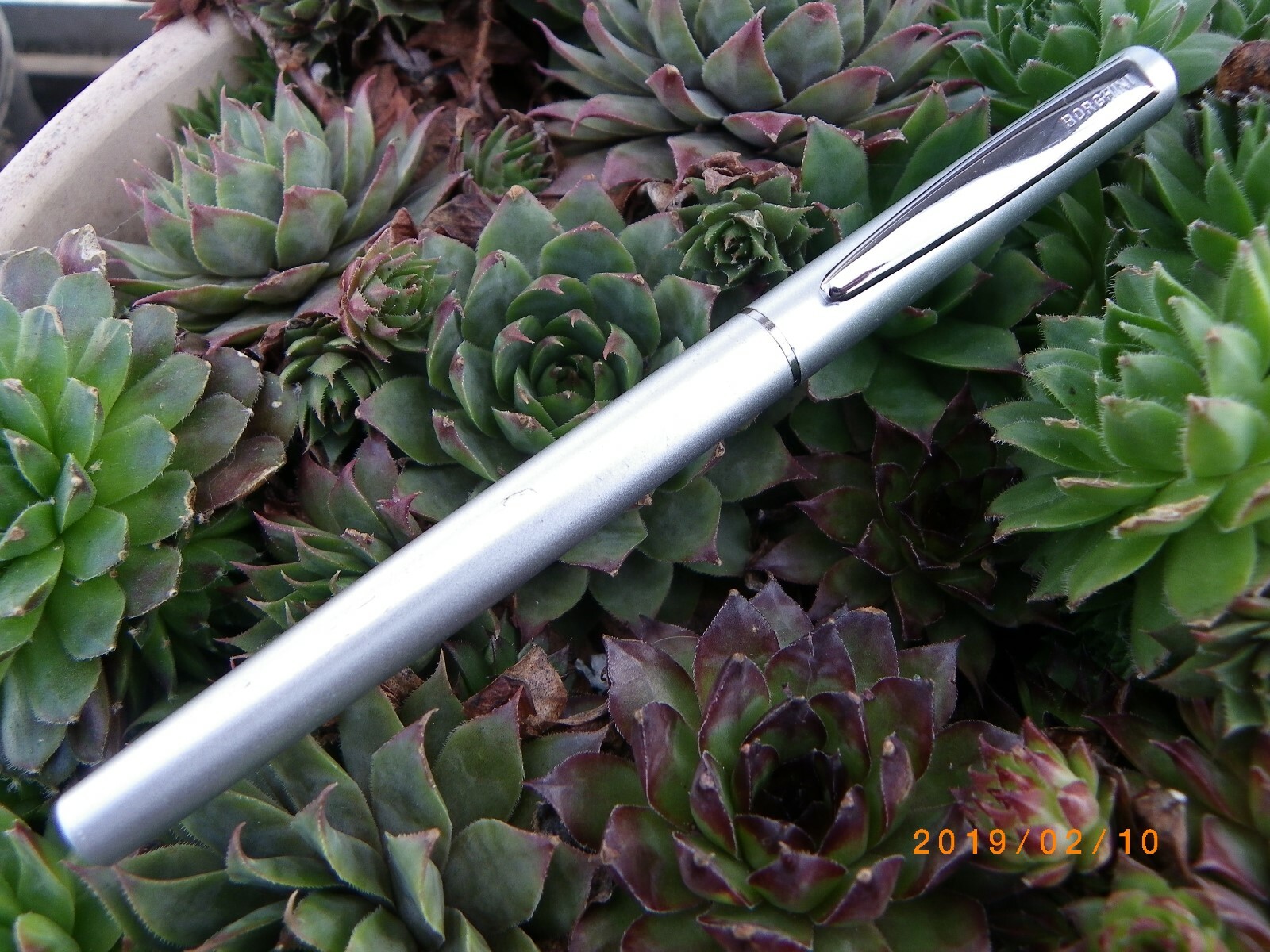 Stylo plume Borghini acier satiné pour écrire sans fatigue ni taches d'encre