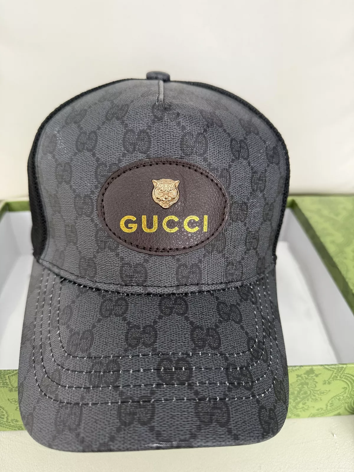 Chapeau Gucci Tiger GG Supreme Monogramme, Marron avec Support en Maille, Sangle Réglable