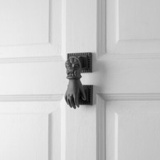 Battiporta nero in ghisa a forma di mano vintage fornitura ristrutturatori