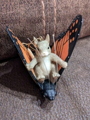 Fitz & Floyd Charming Tails ''Maxine's Butterfly Ride'' hanging figurine-Signed