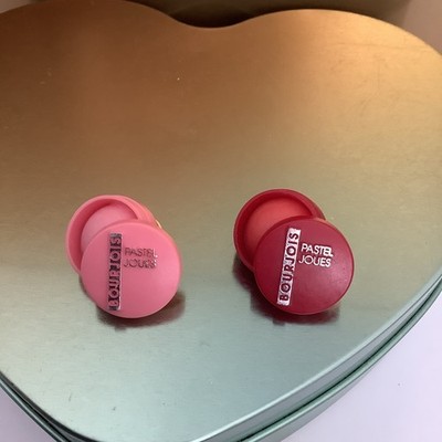 Pin's Bourjois Pastell Wangen 2er Set - signiert Acabi - Vintage