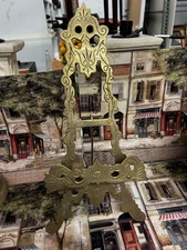 VINTAGE ORNATE BRASS TABLE TOP EASEL STAND F/ PICTURES , PLATES ,BOOKS 17”x9”