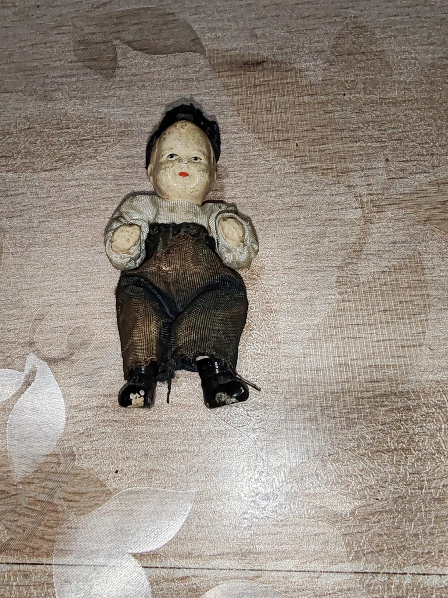 Mini Poupée Ancienne + Arrosoir Métal – Duo Vintage Déco