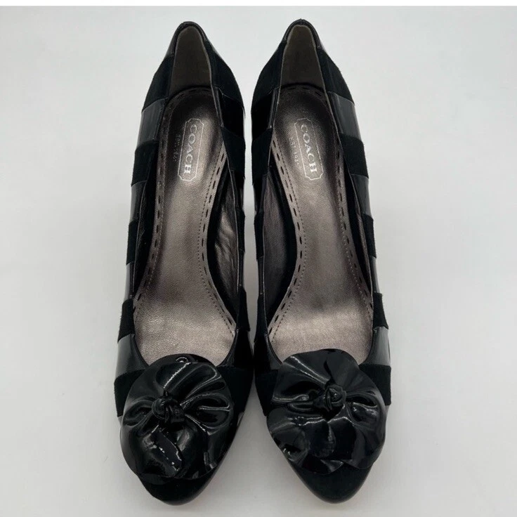 Zapatos de salón Coach Trinitie negros gamuza 8 puntera roseta charol aguja Foto 2 de 4