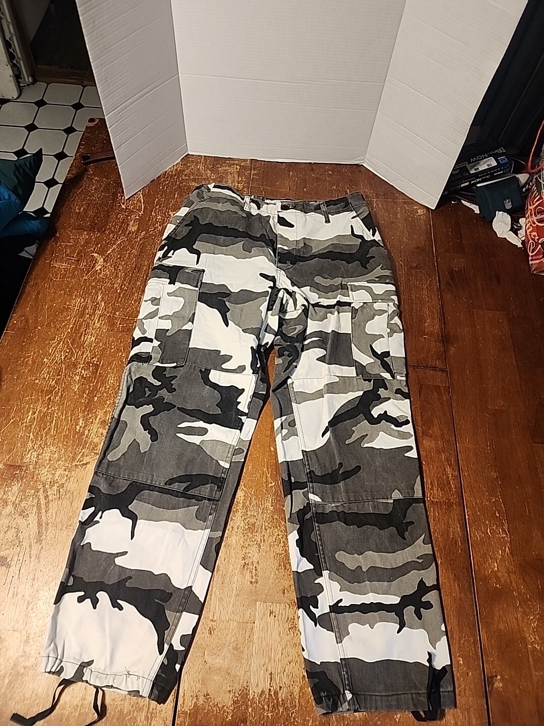 Early 2000s Camo Cargo Pants (XS)