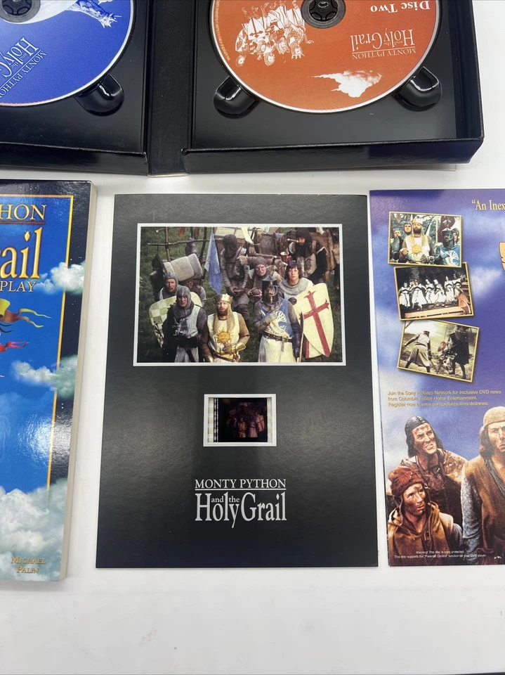 MONTY PYTHON AND THE HOLY GRAIL Collector's Edition 2 DVDs + Screenplay - Image 4 of 4