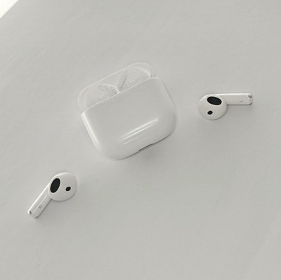 Apple AirPods 4 (Ohne ANC) mit Ladecase - gebraucht, voll funktionsfähig