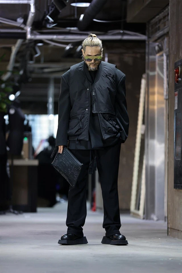 Bolso bandolera negro con tachuelas Foto 2 de 4