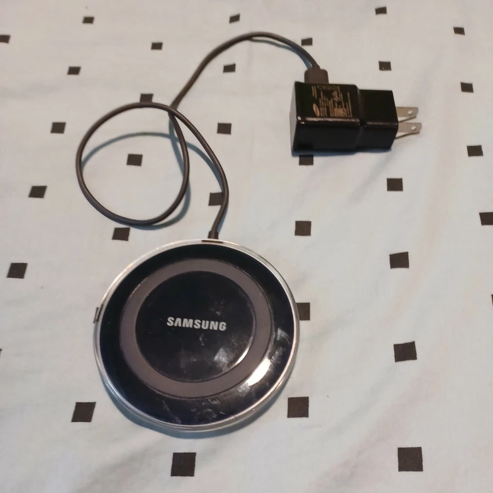 Samsung Galaxy Wireless Charging Pad (EP-PG920I) w/ MicroUSB Charger **USED** - Image 2 of 4