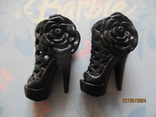 BARBIE DOLL / PAIR OF SHOES: BOOTS, PUMPS ....... (2279)
