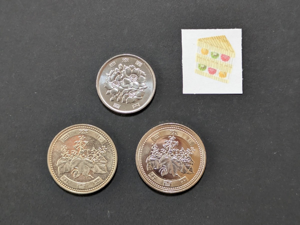 うめこ Two types of Japanese 500 yen coins (2018 & 2025), and one 100 yen