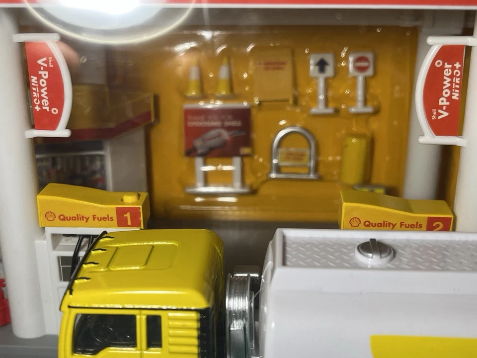 Rare RMZ City 1/64 scale Shell Service Station Gas Station Diorama NIB (r) - Image 3 of 4
