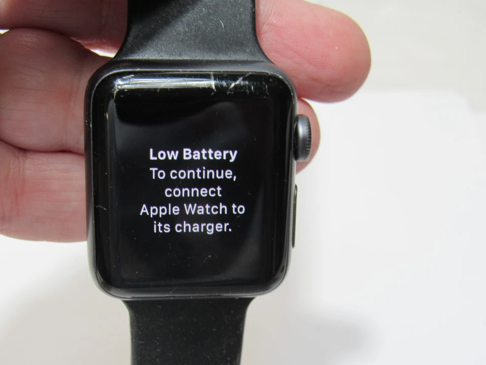 Reloj inteligente Apple Watch Series 2 38 mm carcasa de aluminio negro correa negra funcionando S17K Foto 3 de 4