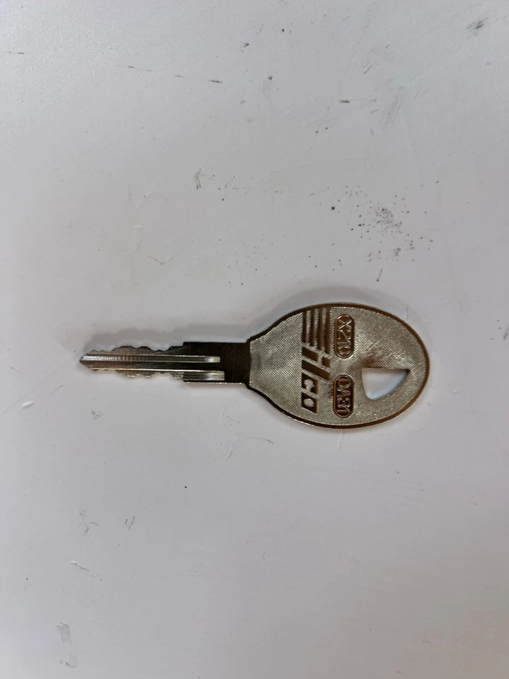 84-89 1987 Nissan 300ZX Z31 bloqueo de maletero trasero con cilindro OEM 2+0 con llave Foto 3 de 3