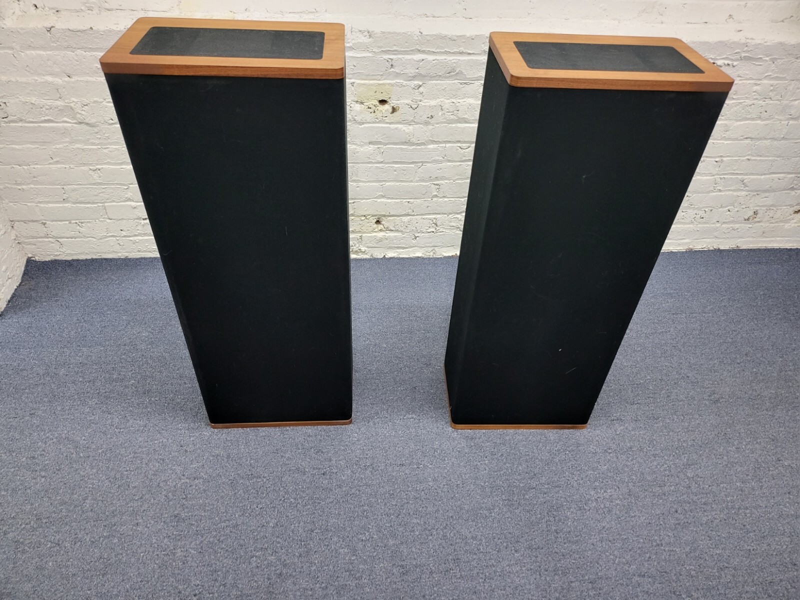Vandersteen 2CE Stereo Tower Speakers Walnut Finish w/Original Stands