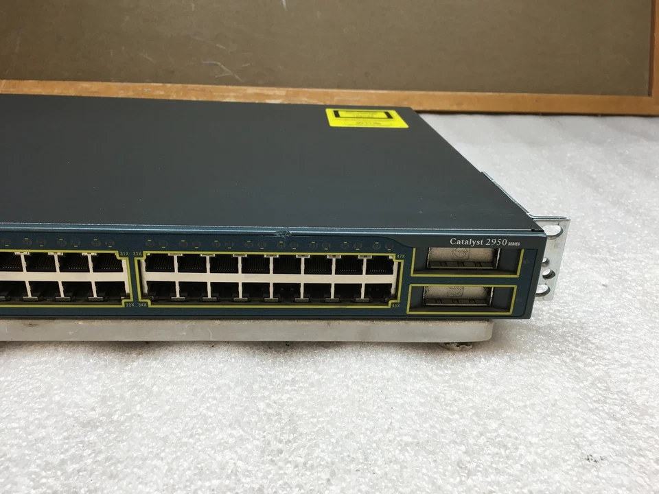 Conmutador Ethernet de 48 puertos Cisco Catalyst serie 2950 WS-C2950G-48-EI con oreja de rack Foto 3 de 4