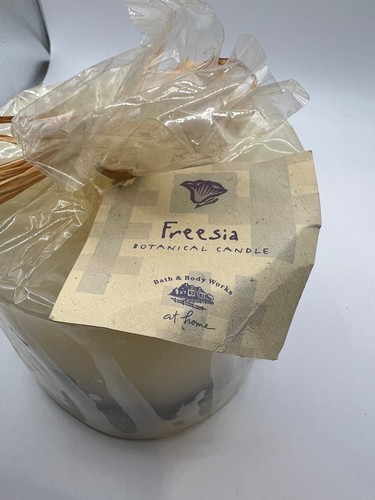 Vintage Bath And Body Works At Home 'Freesia' 4" x 4" Sealed Large Candle NOS - Picture 6 of 8
