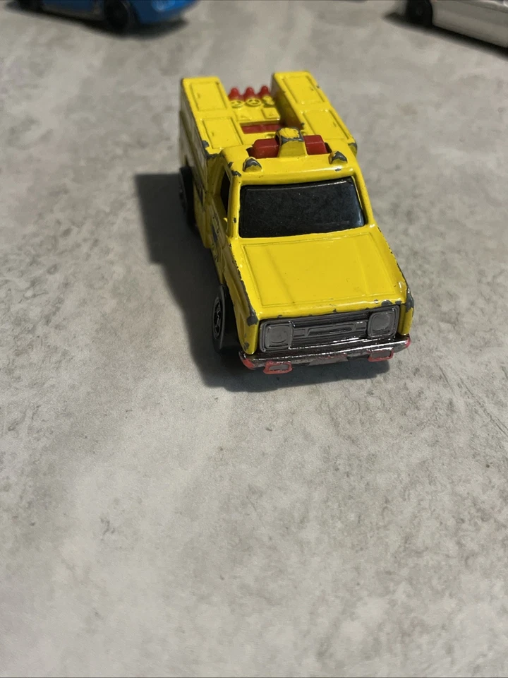 Camión amarillo de rescate de carreras Hot Wheels Emergency Squad 1974 vintage raro Foto 2 de 4