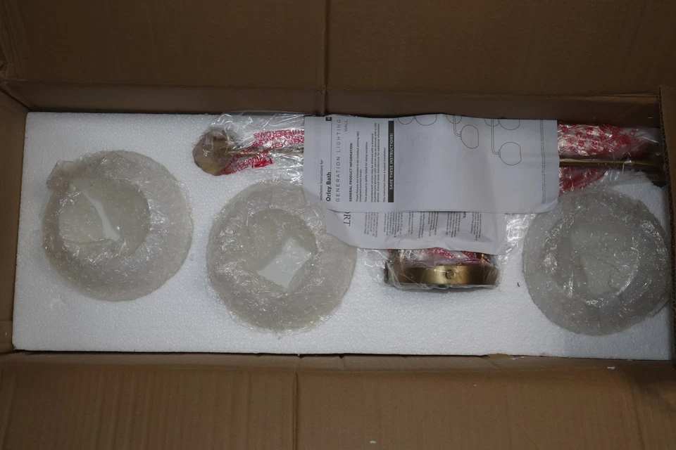 Tocador de baño Generation Lighting 3 luces 7,75" de alto x 26,5" de ancho 4002583-848 Foto 4 de 4