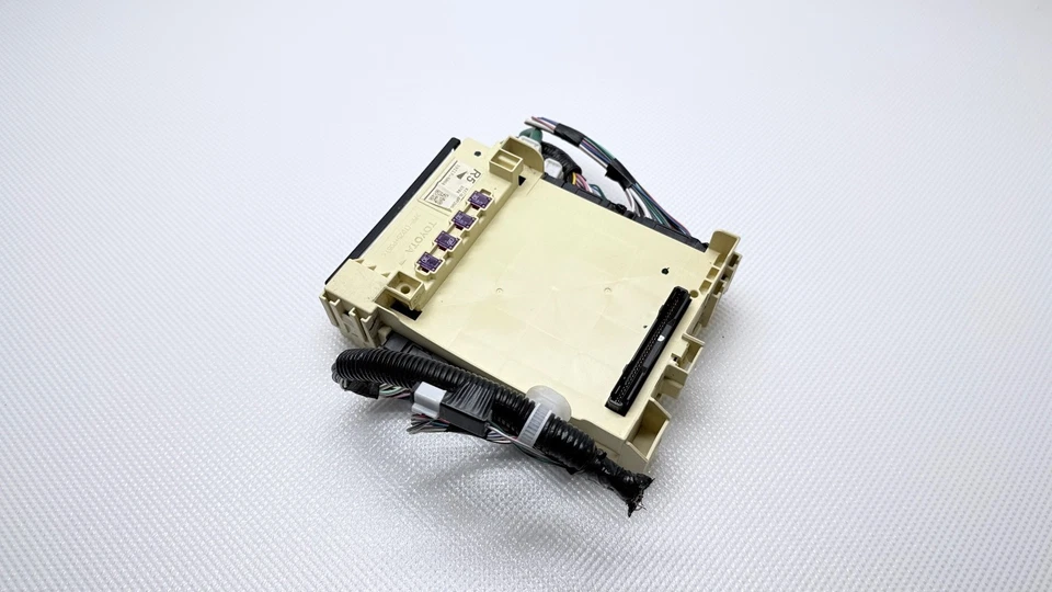 2019 2020 - 2025 TOYOTA RAV4 JUNCTION FUSE BOX CONTROL MODULE 82730-0R200 OEM - Image 2 of 4