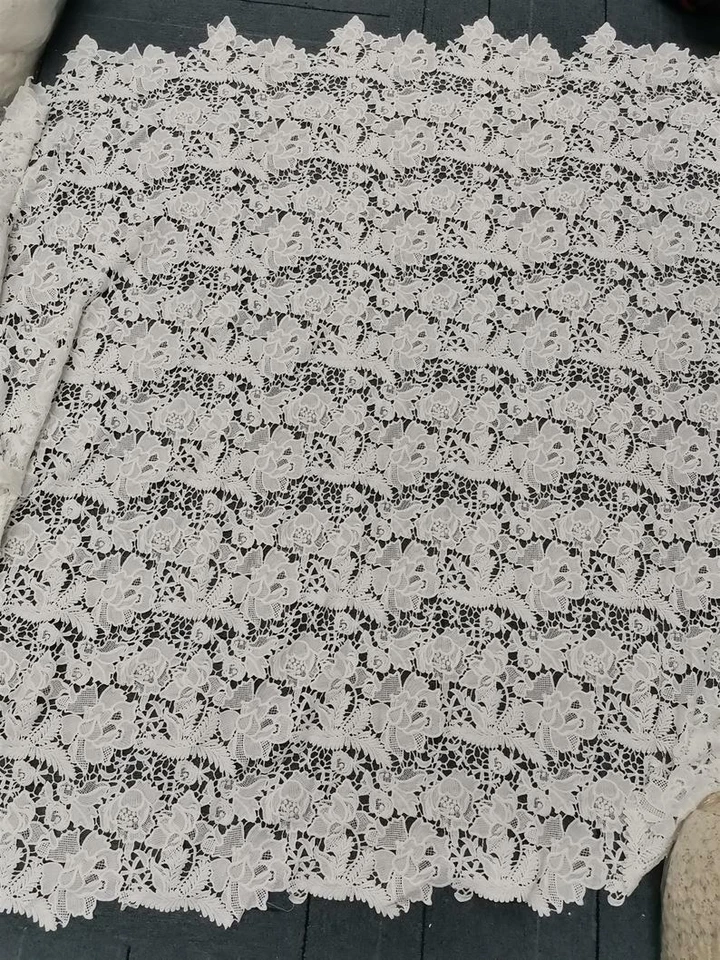 Tela de vestir floral de encaje de guipur bordado blanco roto hoja por yarda Foto 4 de 4
