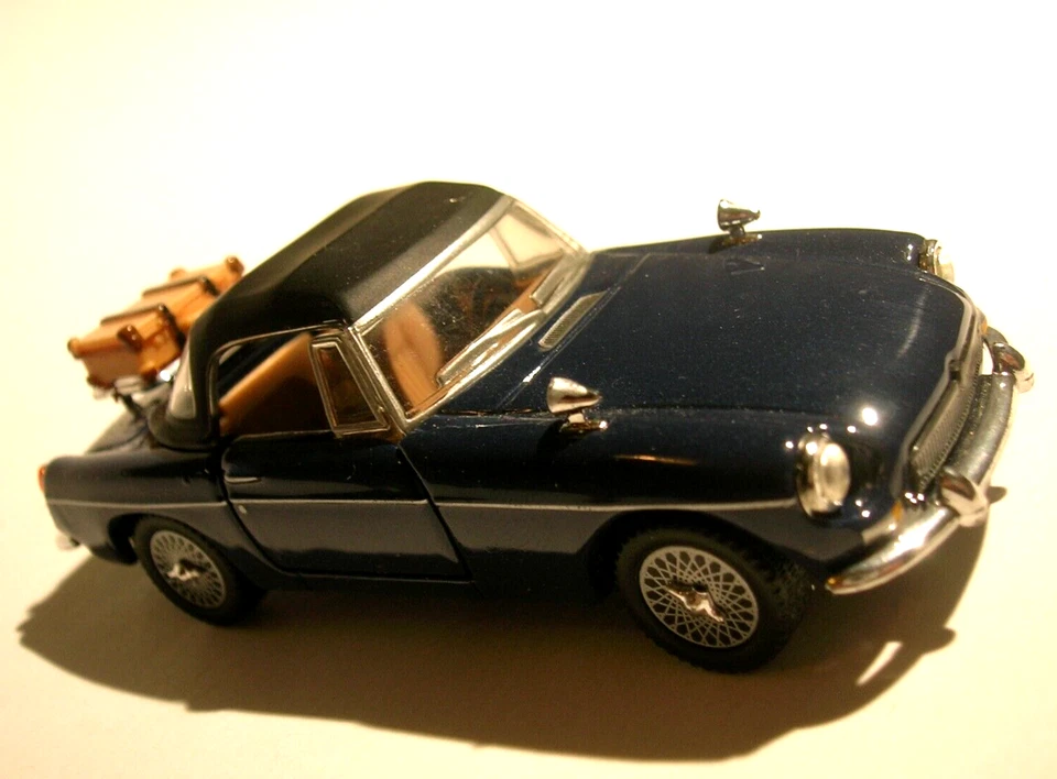 MGB scala 1/43 blu con valigia mg-b capotte chiusa BOXED  - con scatola - Immagine 3 di 4
