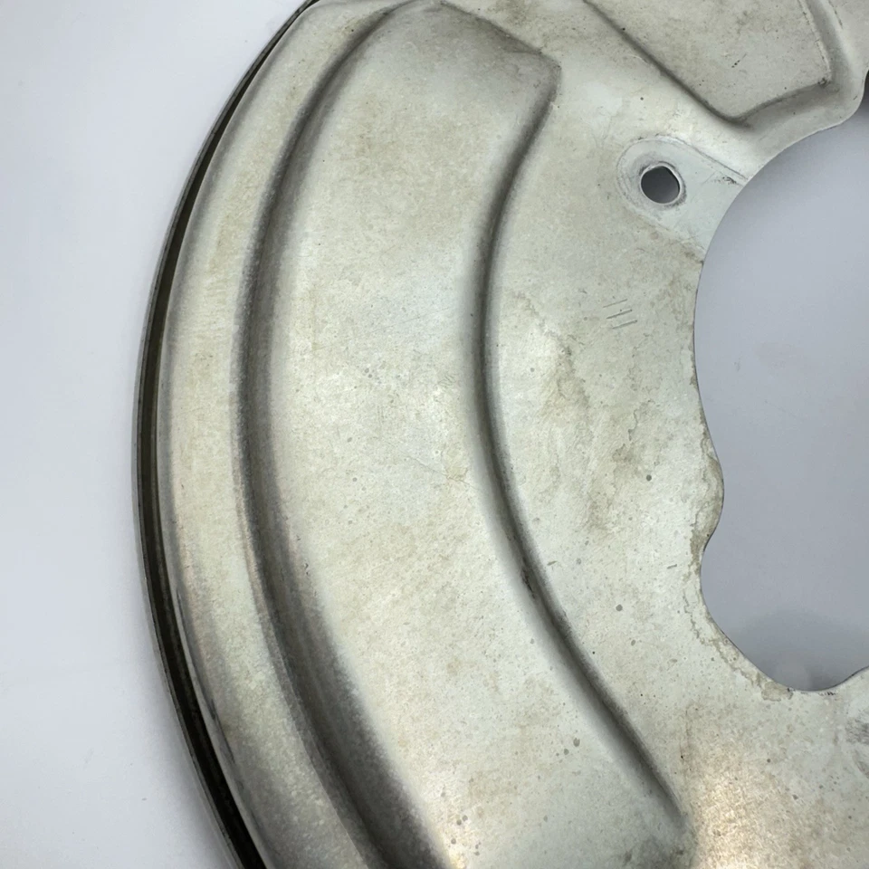 Placa de protección de disco de freno de rueda trasera derecha Volvo S60 2019-2025 OEM Foto 3 de 4