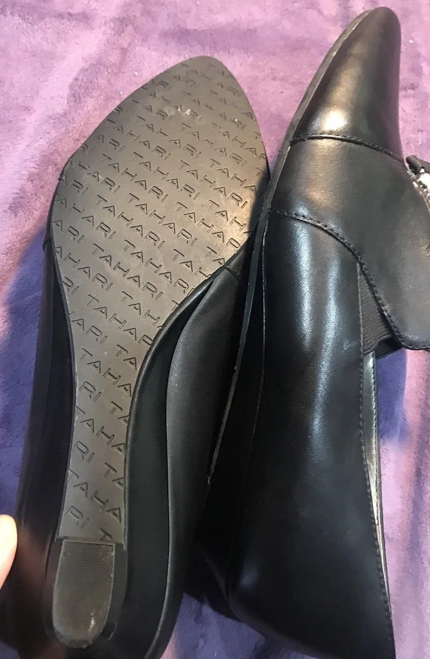 Mujer Tahari Dominique Tacón Cuña Bajo Negro Cierre Cremallera Talla 9 Puntera Estrecha. Foto 3 de 4