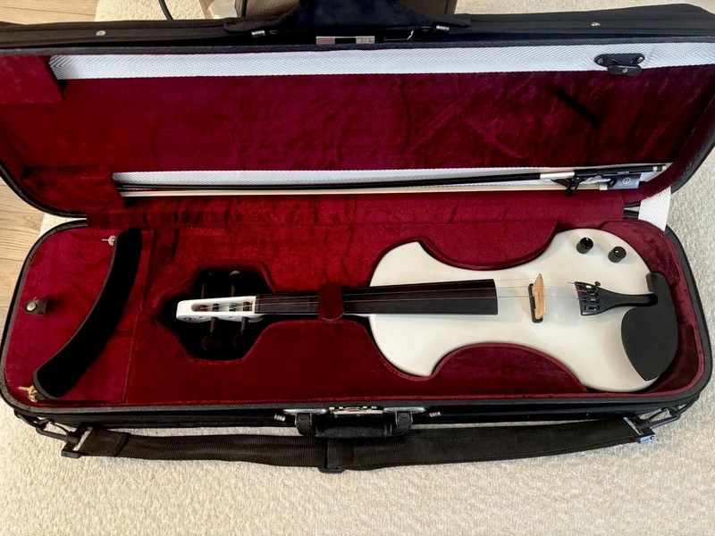 RARE - Fender Electric Violin FV-1 white w/ Fender Case, amp, and presto bow