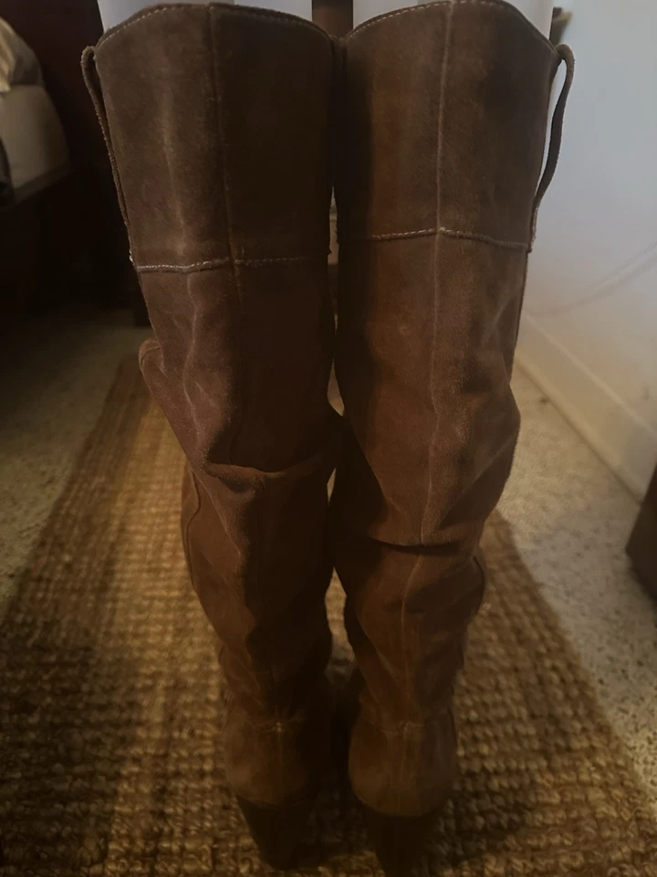 Botas hasta la rodilla Michael Kors marrón gamuza 7,5. Western de tacón apilado estilo holgado Foto 2 de 4