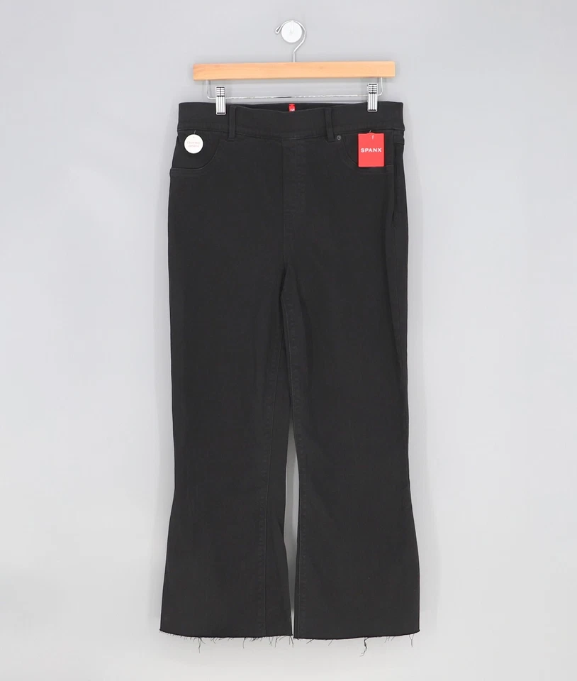 NUEVO CON ETIQUETAS SPANX Pantalones de mezclilla acampanados recortados elásticos cintura elástica dobladillo crudo negro lavado talla L Foto 2 de 4