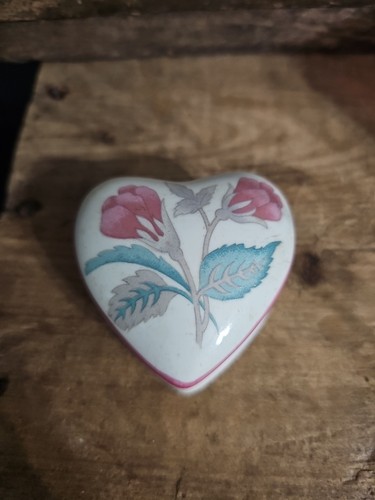 Caja de baratijas de porcelana en forma de corazón ~~ Corazón marcado hecho en Brasil - Imagen 1 de 6