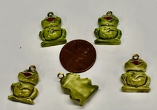 LOT OF CUTE PLASTIC ANIMAL PENDANTS intricate details  BEADS 37 PCS*17mm LOT AK