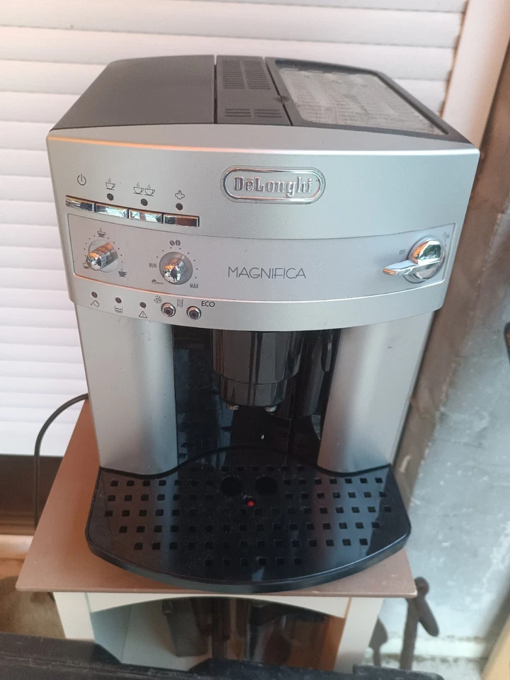 DeLonghi Magnifica Kaffeeautomat Type ESAM3200.S Silber
