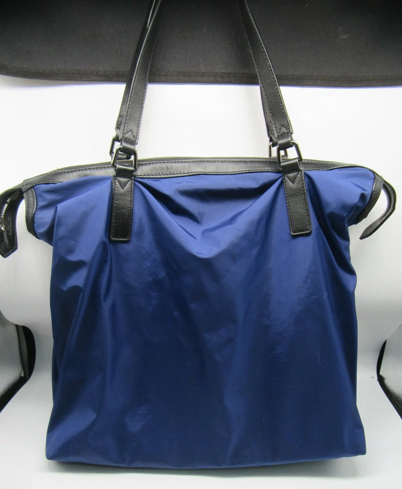 Bolso grande Burberry azul nailon con forro a cuadros Nova y asas de cuero Foto 2 de 4