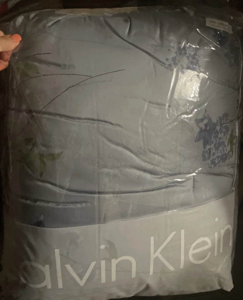 Edredón Queen Floral Azul Calvin Klein Shenandoah y Dos Fundas Estándar. Foto 2 de 4