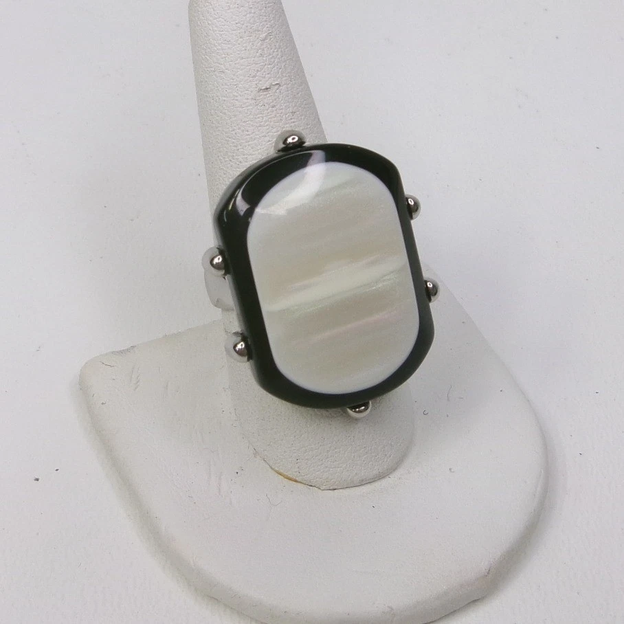 Anillo Chico's Etiqueta Negra Madreperla Rectángulo Borde Negro Talla 8 Foto 2 de 4