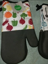 Heat Resistant Quilted Oven Gloves. Nonslip. Lot of 4. NEW