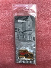 B10 Pins RENAULT voiture VIVAQUATRE G7 1933 par CEF Vintage lapel pin car